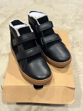 UGG Kids Rennon II Black Leather High Top Sneaker Boots Size 2 New Damaged Box